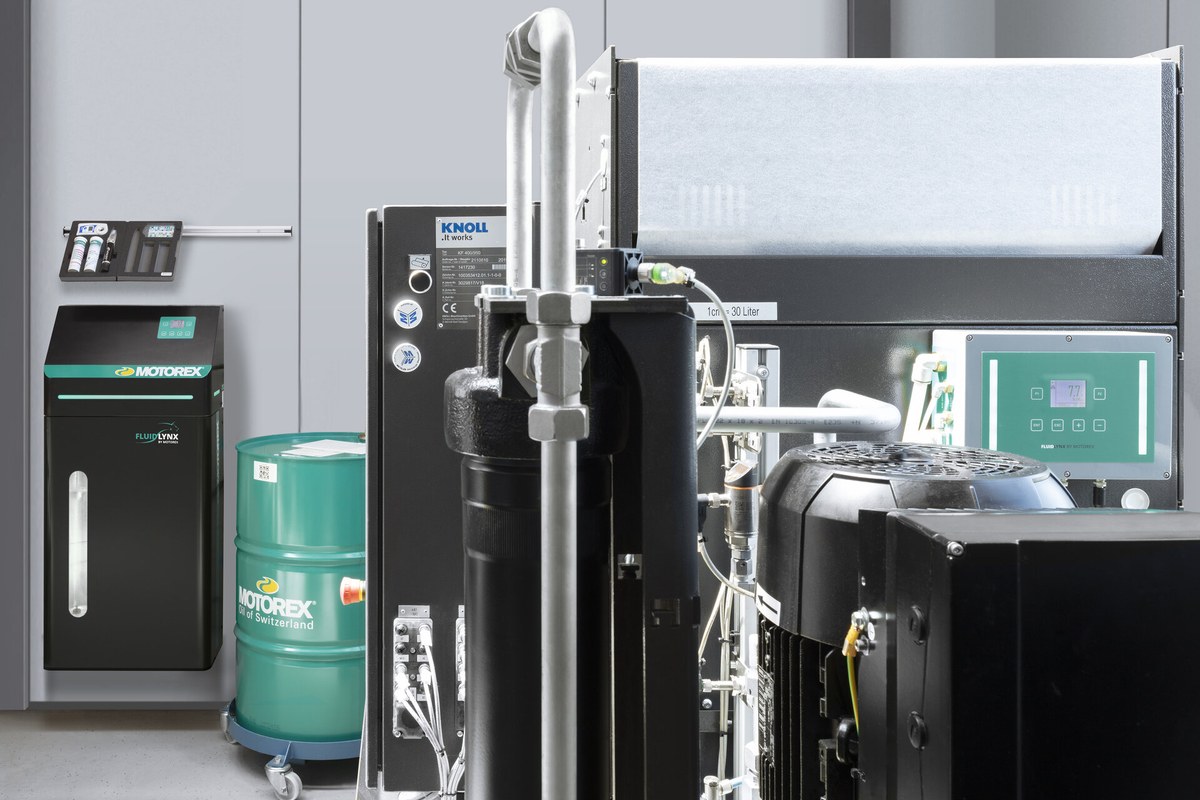 FluidLynx unit with a MOTOREX drum next to a machine tool
