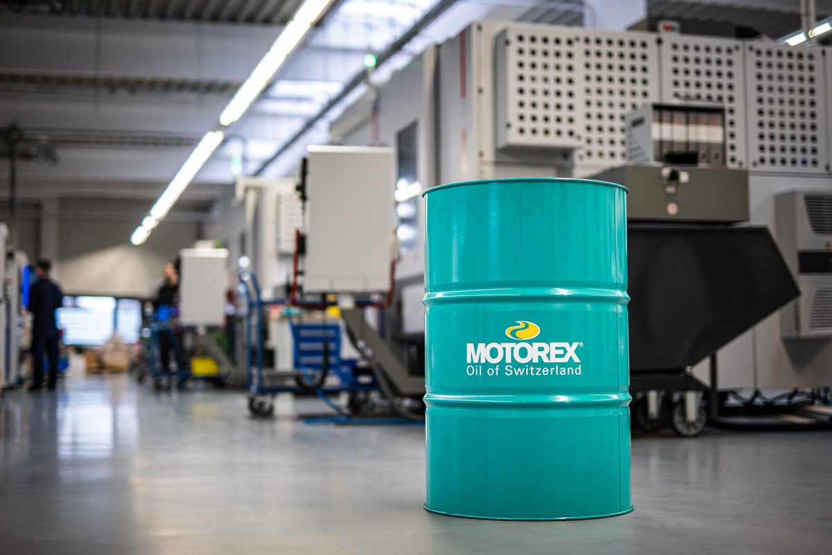 MOTOREX hűtő-kenőfolyadékos hordó egy forgácsoló üzem gépcsarnokában