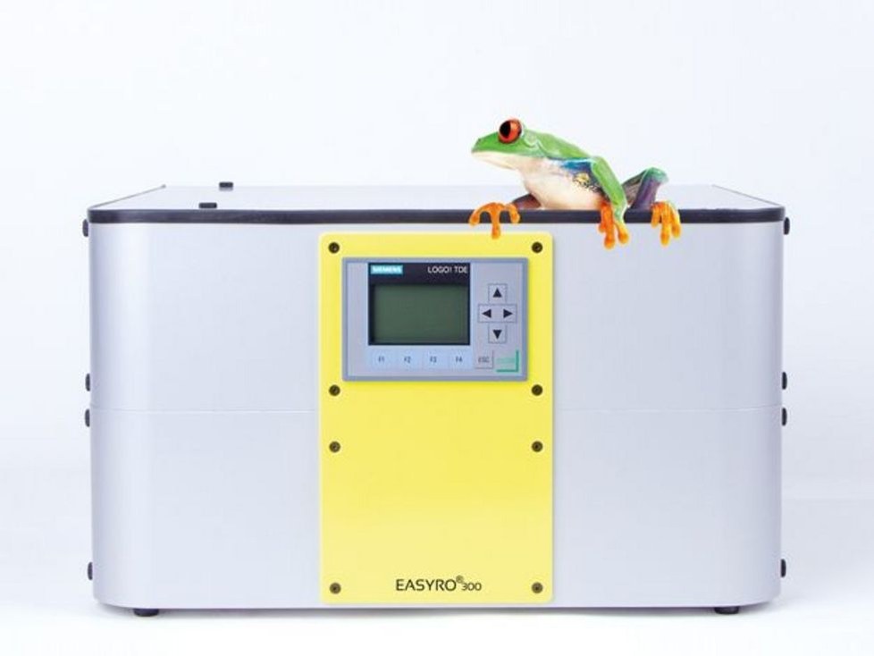 Easymetal EASYRO 300 berendezés kezelőpanellel, a tetején az Easymetal béka-kabalájával